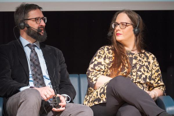 Dr. Jarek Korczynski und Frau Leyla Jaggiela, Podiumsdiskussion 