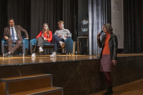 Dr Heracles Moskoff, Frau Regina Wiesinger und SchülerInnen der AG DSA-erinnert, Podiumsdiskussion