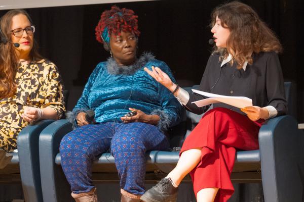 Frau Leyla Jaggiela, Frau Loretta Macauley, Frau Eirini Sotiropoulou, Podiumsdiskussion